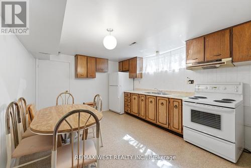 7066 Magic Court, Mississauga, ON - Indoor Photo Showing Kitchen With Double Sink