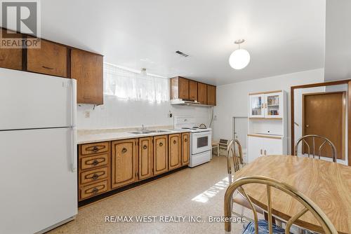7066 Magic Court, Mississauga, ON - Indoor Photo Showing Kitchen With Double Sink