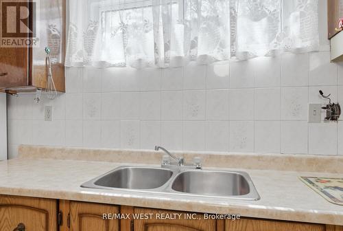 7066 Magic Court, Mississauga, ON - Indoor Photo Showing Kitchen With Double Sink