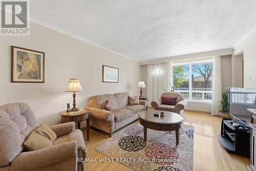 7066 Magic Court, Mississauga, ON - Indoor Photo Showing Living Room