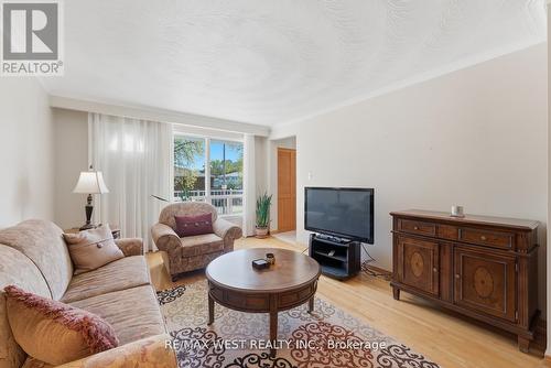 7066 Magic Court, Mississauga, ON - Indoor Photo Showing Living Room