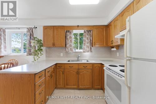 7066 Magic Court, Mississauga, ON - Indoor Photo Showing Kitchen With Double Sink