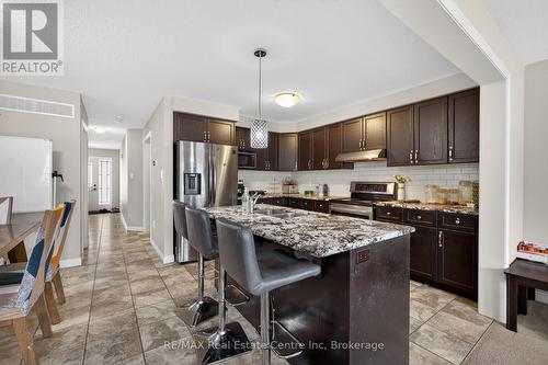 4 Drone Crescent, Guelph (Willow West/Sugarbush/West Acres), ON - Indoor Photo Showing Kitchen With Upgraded Kitchen