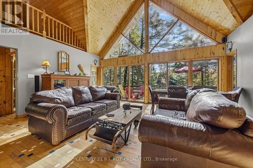 22 - 1213 Camp Jackson Road, Muskoka Lakes, ON - Indoor Photo Showing Living Room