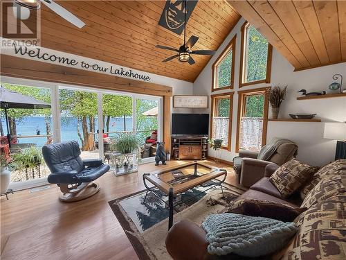 168 Fox Run Way, Mindemoya, Manitoulin Island, ON - Indoor Photo Showing Living Room