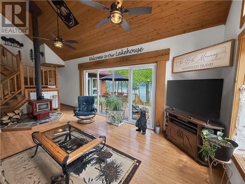 168 Fox Run Way, Mindemoya, Manitoulin Island, ON - Indoor Photo Showing Living Room
