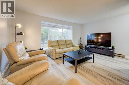 19 Hillbrook Crescent, Kitchener, ON - Indoor Photo Showing Living Room