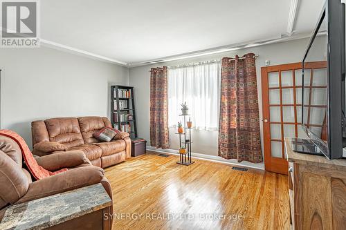 227 Sterling Street, London East (East C), ON - Indoor Photo Showing Living Room
