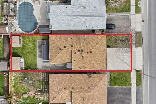 Single-family residence featuring a light brown shingle roof and an asphalt driveway - 957 Stone Church Road E, Hamilton, ON - Outdoor