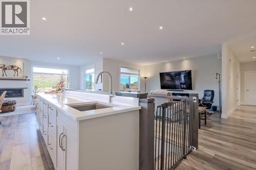 2241 Rojem Road, Kelowna, BC - Indoor Photo Showing Kitchen With Upgraded Kitchen