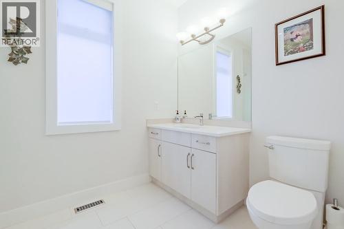 2241 Rojem Road, Kelowna, BC - Indoor Photo Showing Bathroom