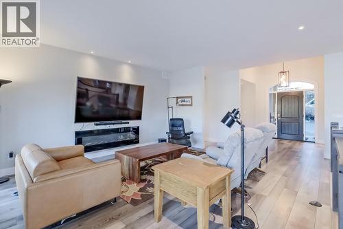2241 Rojem Road, Kelowna, BC - Indoor Photo Showing Living Room With Fireplace