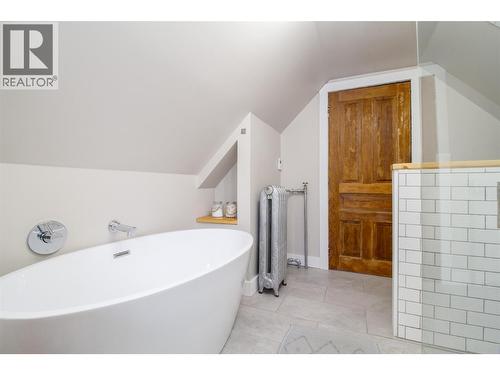 409 Third Street E, Revelstoke, BC - Indoor Photo Showing Bathroom