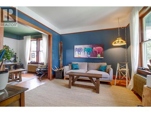 409 Third Street E, Revelstoke, BC - Indoor Photo Showing Living Room