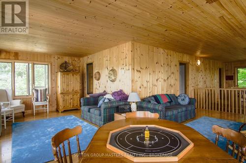 314 Baseline Road, Frontenac Islands (Howe Island), ON - Indoor Photo Showing Living Room