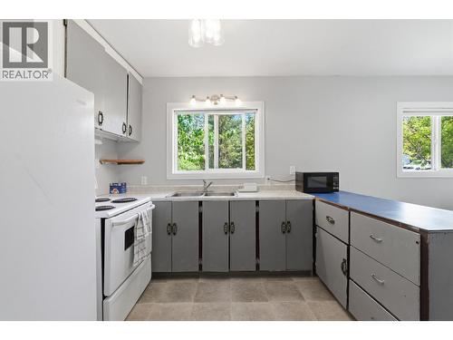 1824 Dog Creek Road, Williams Lake, BC - Indoor Photo Showing Kitchen With Double Sink