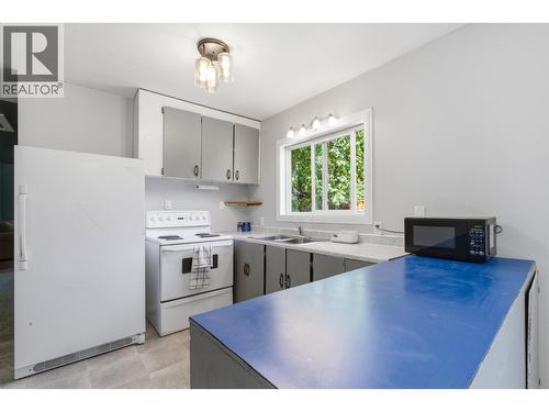 1824 Dog Creek Road, Williams Lake, BC - Indoor Photo Showing Kitchen With Double Sink