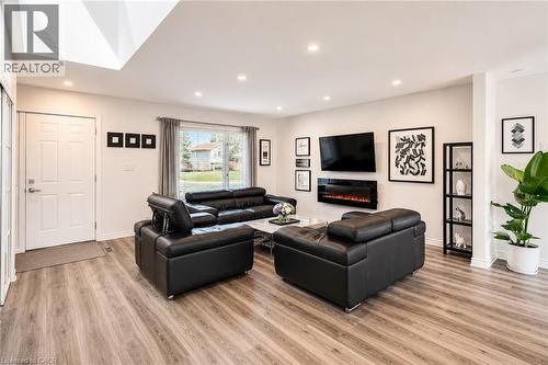 102 Allen Street, Tillsonburg, ON - Indoor Photo Showing Living Room