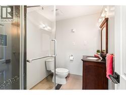 Bathroom main floor - 