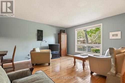 9 - 402 Montfort Street, Ottawa, ON - Indoor Photo Showing Living Room