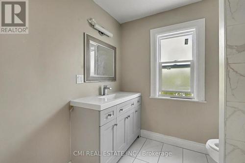122 Montrose Street, Windsor, ON - Indoor Photo Showing Bathroom