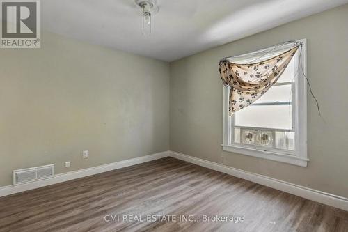 122 Montrose Street, Windsor, ON - Indoor Photo Showing Other Room