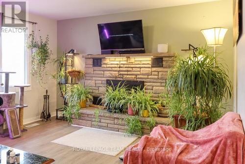 75 Winnifred Street N, Smiths Falls, ON - Indoor Photo Showing Living Room