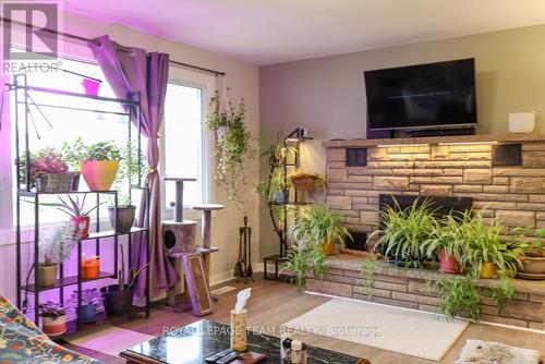 75 Winnifred Street N, Smiths Falls, ON - Indoor Photo Showing Living Room