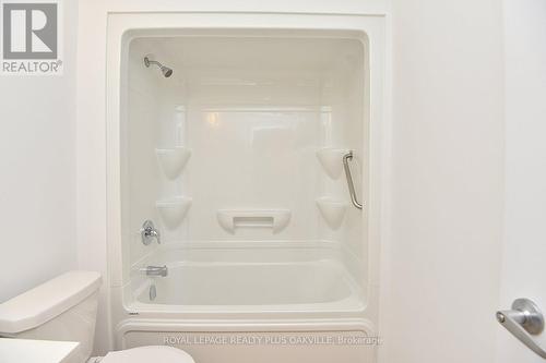 422 - 1936 Rymal Road E, Hamilton, ON - Indoor Photo Showing Bathroom