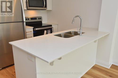 422 - 1936 Rymal Road E, Hamilton, ON - Indoor Photo Showing Kitchen With Stainless Steel Kitchen With Double Sink