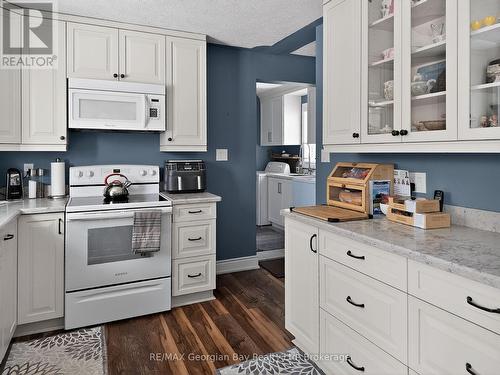 5 Easton Avenue, Tay (Port Mcnicoll), ON - Indoor Photo Showing Kitchen