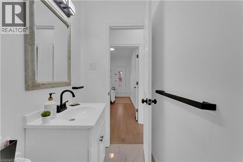 237 West Avenue N, Hamilton, ON - Indoor Photo Showing Bathroom