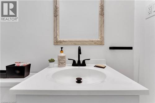 237 West Avenue N, Hamilton, ON - Indoor Photo Showing Bathroom