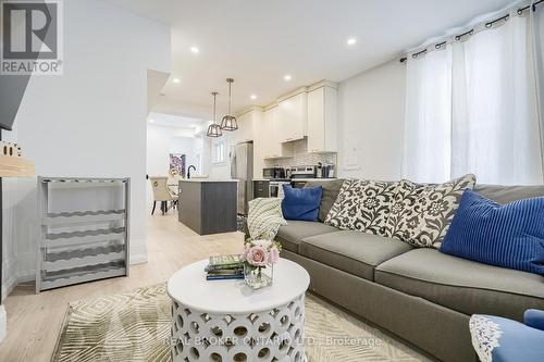 8 Elizabeth Street, St. Catharines, ON - Indoor Photo Showing Living Room