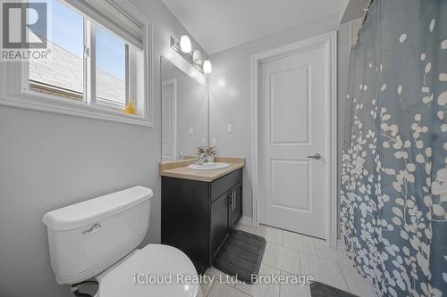 795 Robert Ferrie Drive, Kitchener, ON - Indoor Photo Showing Bathroom