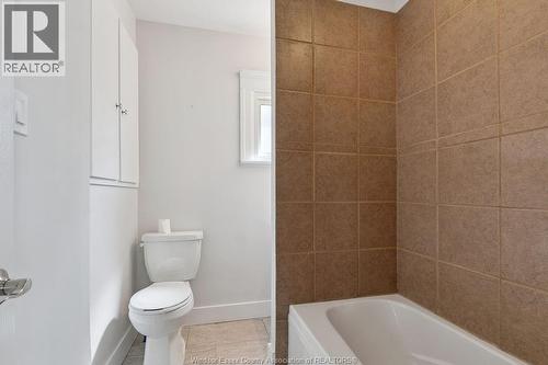 855 Lincoln Road, Windsor, ON - Indoor Photo Showing Bathroom