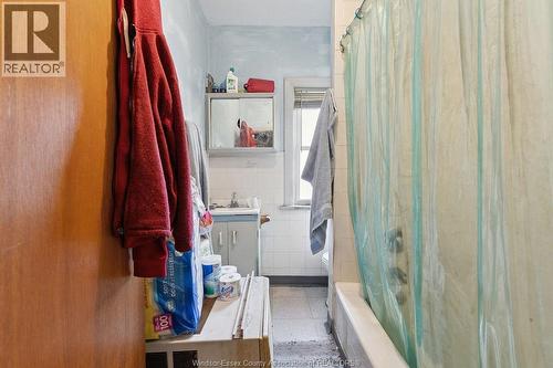 855 Lincoln Road, Windsor, ON - Indoor Photo Showing Bathroom