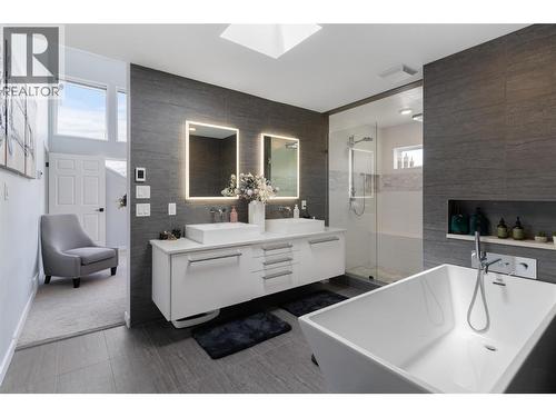 2060 Bennett Road, Kelowna, BC - Indoor Photo Showing Bathroom