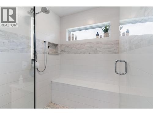 2060 Bennett Road, Kelowna, BC - Indoor Photo Showing Bathroom