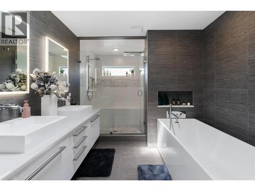 2060 Bennett Road, Kelowna, BC - Indoor Photo Showing Bathroom