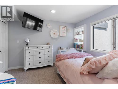 2060 Bennett Road, Kelowna, BC - Indoor Photo Showing Bedroom