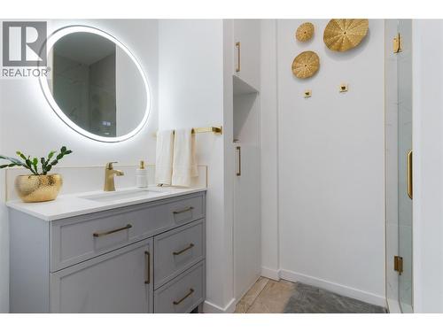 2060 Bennett Road, Kelowna, BC - Indoor Photo Showing Bathroom