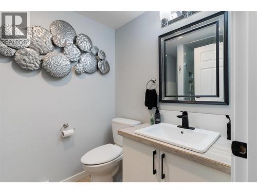 2060 Bennett Road, Kelowna, BC - Indoor Photo Showing Bathroom