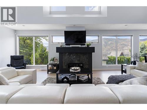 2060 Bennett Road, Kelowna, BC - Indoor Photo Showing Living Room With Fireplace