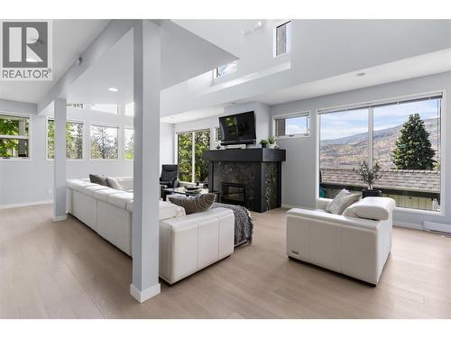 2060 Bennett Road, Kelowna, BC - Indoor Photo Showing Living Room With Fireplace