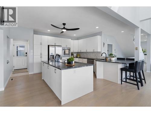 2060 Bennett Road, Kelowna, BC - Indoor Photo Showing Kitchen With Upgraded Kitchen