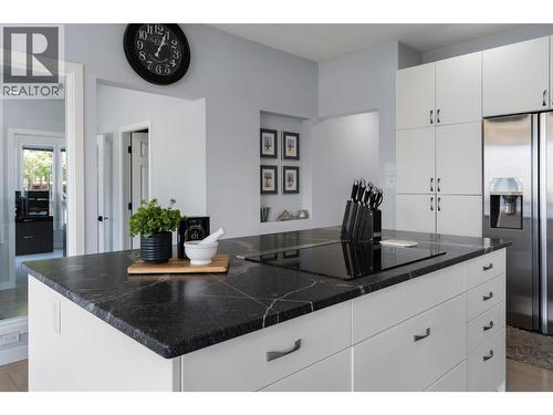 2060 Bennett Road, Kelowna, BC - Indoor Photo Showing Kitchen