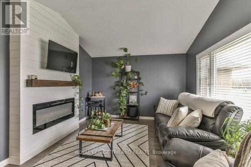 9 Brookside Drive, St. Thomas, ON - Indoor Photo Showing Living Room With Fireplace