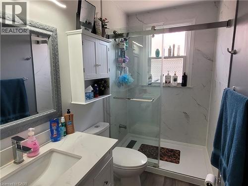 239 West 18Th Street, Hamilton, ON - Indoor Photo Showing Bathroom