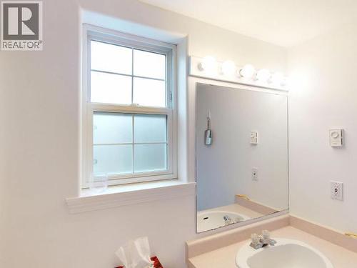 301-5701 Willow Ave, Powell River, BC - Indoor Photo Showing Bathroom